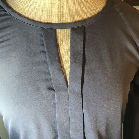 Banana Republic XS petite blouse moody greyish blue triangular peephole neckline - Picture 3 of 16